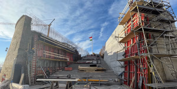 Fehér látványbeton felületek a megújuló Citadellán 